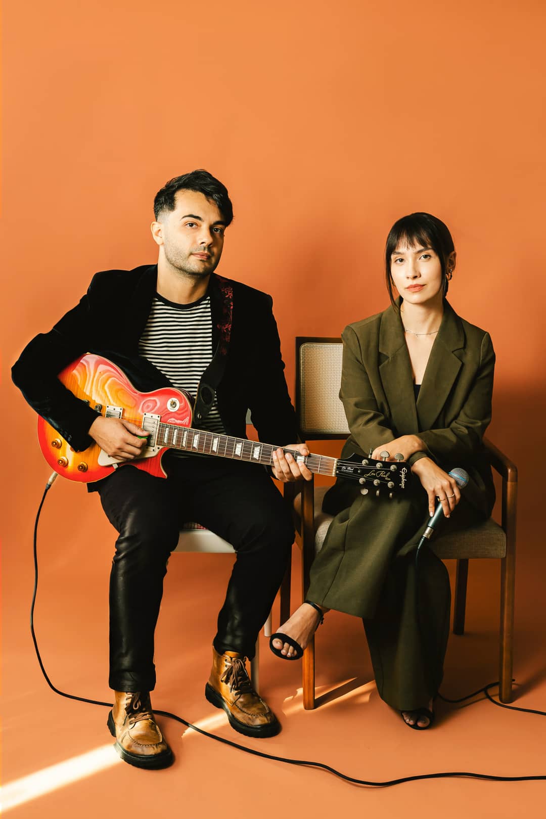 Lucia e João Lucas, duo BRACI, em estúdio com guitarra e microfone