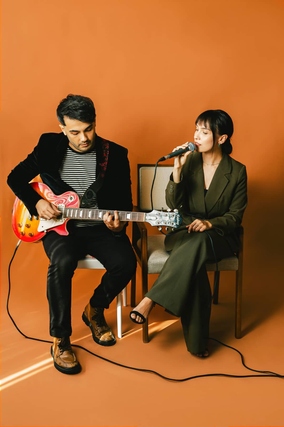 Lúcia e João Lucas tocando ao vivo